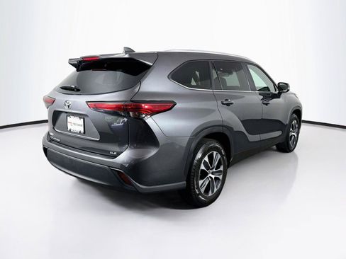 Used 2023 Toyota Highlander XLE FWD image 3