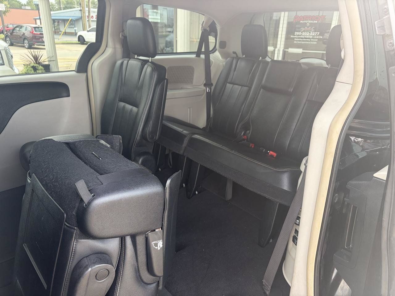 Used 2016 Chrysler Town & Country Touring FWD image 10