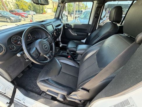 Used 2016 Jeep Wrangler Unlimited Sahara AWD/4WD image 8