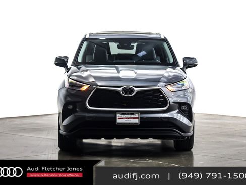 Used 2025 Toyota Highlander XLE image 4