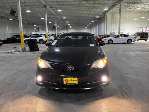 Used 2013 Toyota Camry SE image 2