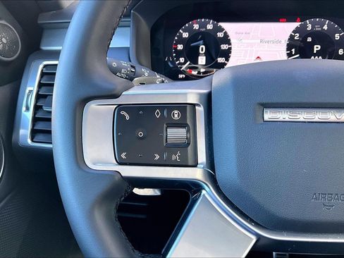 Used 2025 Land Rover Discovery Dynamic SE image 17