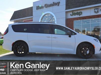 New 2026 Chrysler Pacifica Limited w/ Uconnect Theater Family Group