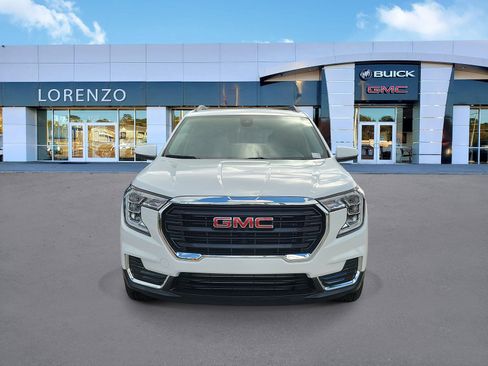 Used 2024 GMC Terrain SLE w/ Driver Convenience Package FWD image 2