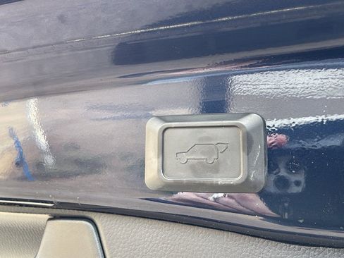 Used 2020 Toyota RAV4 XLE Premium image 9