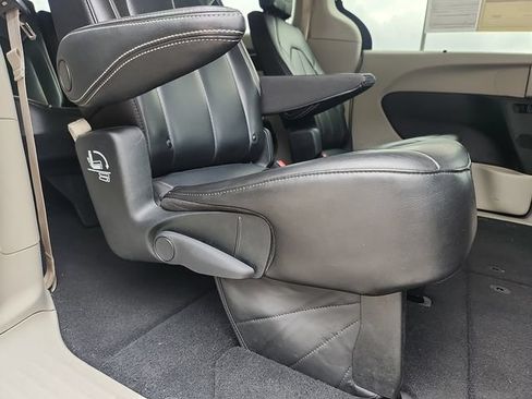 Used 2023 Chrysler Pacifica Touring-L FWD image 31