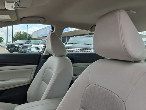 Used 2025 Nissan Altima 2.5 SV FWD image 18