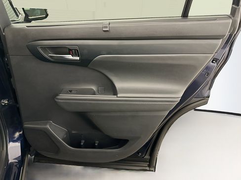 Used 2022 Toyota Highlander XLE image 34
