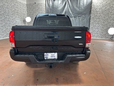 Used 2017 Toyota Tacoma TRD Off-Road image 6