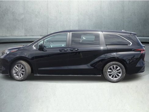 Used 2025 Toyota Sienna LE FWD image 4