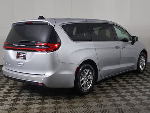 Used 2024 Chrysler Pacifica Touring-L image 12