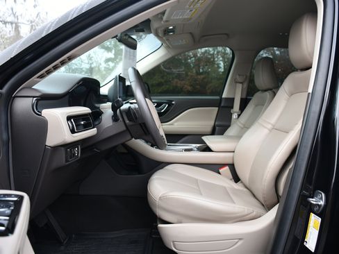 Used 2021 Lincoln Aviator Standard image 7