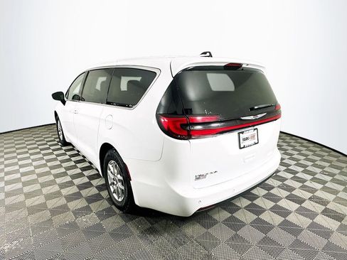 Certified 2024 Chrysler Pacifica Touring-L image 7
