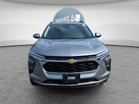 Used 2025 Chevrolet Trax LT FWD image 9