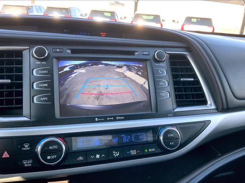 Used 2016 Toyota Highlander LE image 26