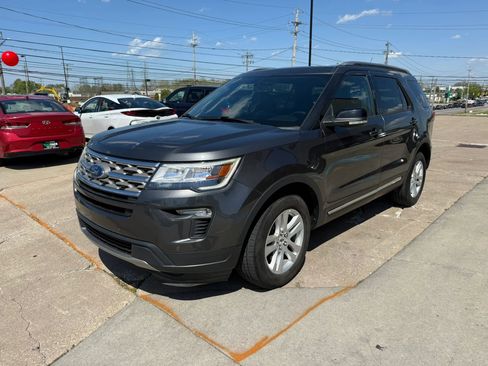 Used 2018 Ford Explorer XLT w/ Equipment Group 202A AWD/4WD image 6