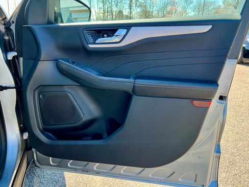 Used 2021 Ford Escape SE w/ SE Sport Appearance Package image 32