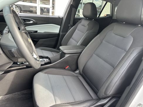 Used 2024 Chevrolet Trax LT w/ Driver Confidence Package FWD image 11
