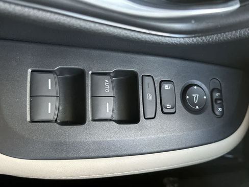 Used 2025 Honda HR-V LX image 17