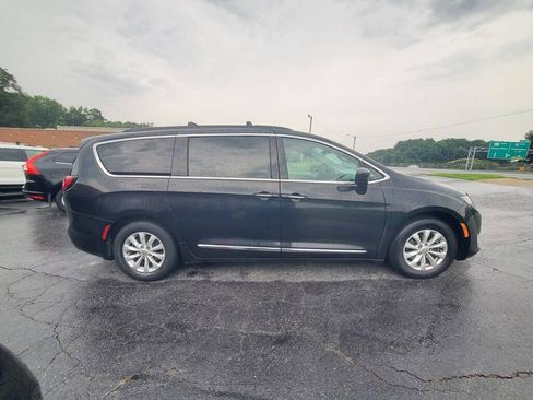 Used 2017 Chrysler Pacifica Touring-L FWD image 4