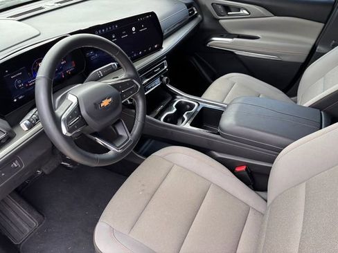 Used 2025 Chevrolet Traverse LT image 7