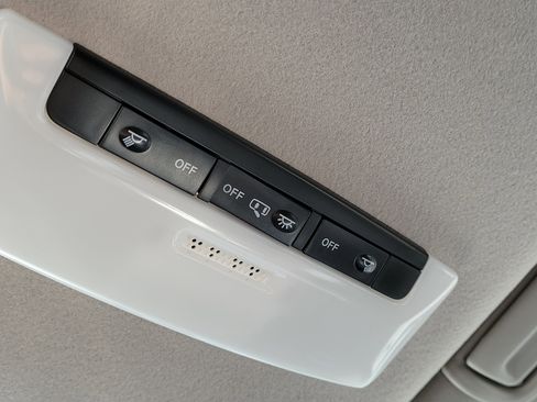 Used 2025 Nissan Versa S w/ Trunk Package image 24