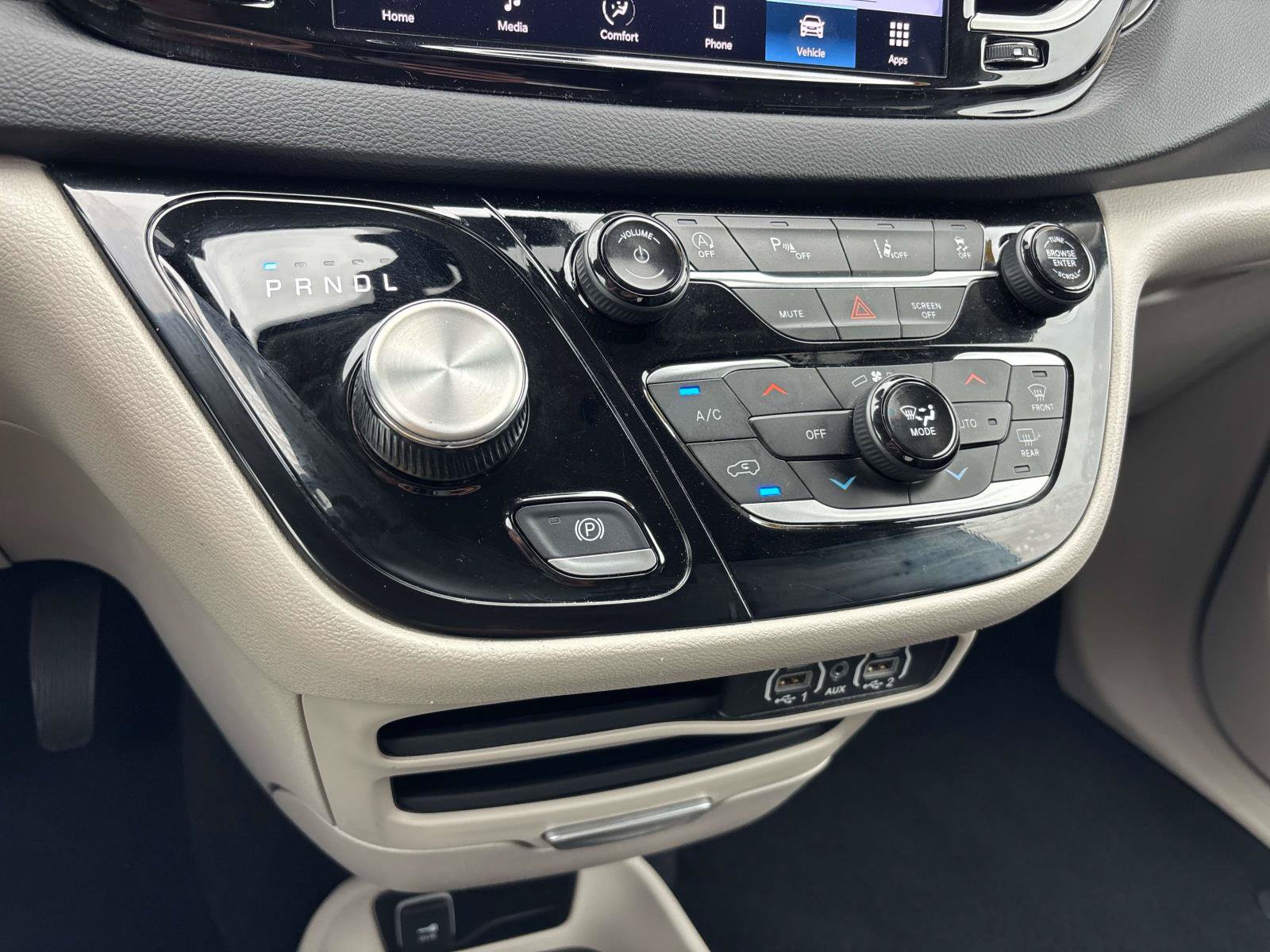 Used 2024 Chrysler Pacifica Touring-L FWD image 29