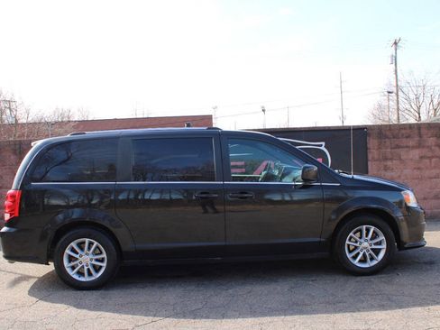 Used 2019 Dodge Grand Caravan SXT image 4