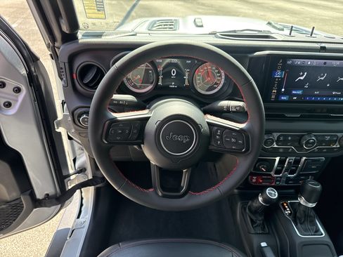 Used 2024 Jeep Gladiator Rubicon w/ Technology Group AWD/4WD image 23