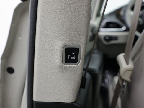 Used 2021 Chrysler Pacifica Limited w/ Uconnect Theater Family Group FWD image 37