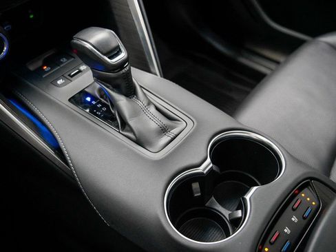 Used 2024 Toyota Venza Limited image 31