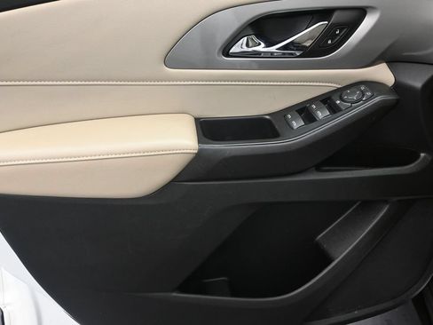 Used 2022 Chevrolet Traverse LS FWD image 11
