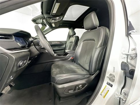 Used 2023 Jeep Grand Cherokee Altitude image 4