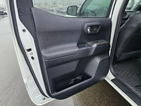 Used 2016 Toyota Tacoma TRD Off-Road image 12