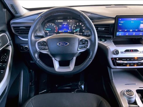 Used 2021 Ford Explorer XLT image 6