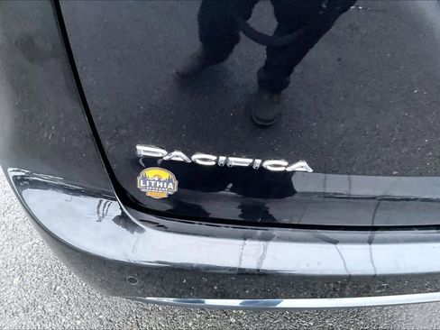 Used 2024 Chrysler Pacifica Touring-L image 7