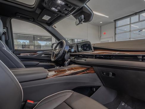Used 2024 Cadillac Escalade Premium Luxury AWD/4WD image 17