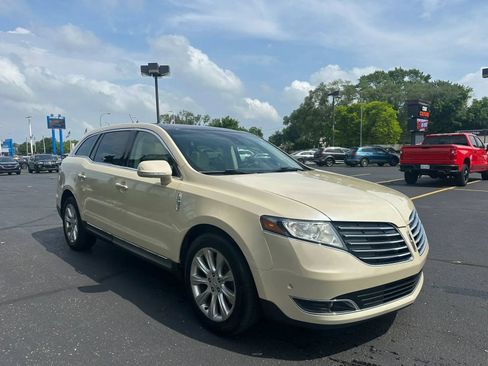 Used 2018 Lincoln MKT AWD w/ Technology Package image 3