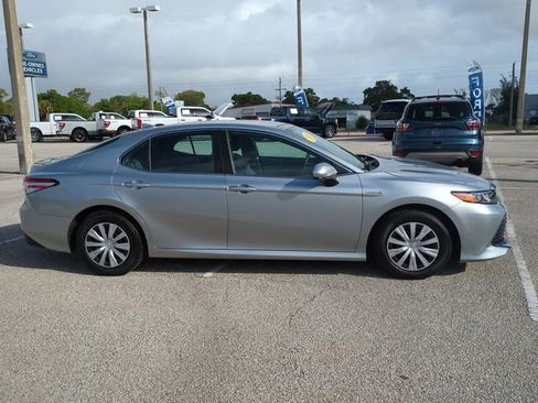 Used 2020 Toyota Camry LE image 3