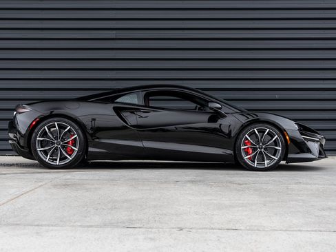 Used 2025 McLaren Artura image 11