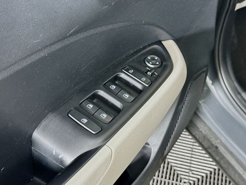 Used 2025 Hyundai Venue SEL FWD image 15