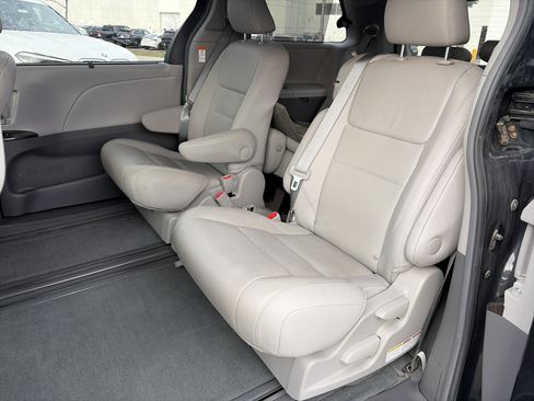 Used 2017 Toyota Sienna XLE w/ XLE Navigation Package image 18