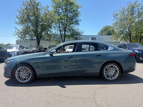 Used 2025 BMW 530i xDrive w/ Premium Package AWD/4WD image 2