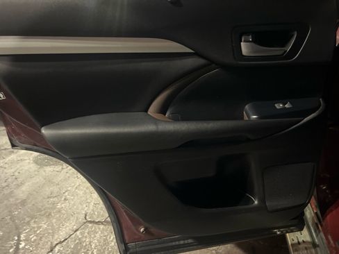 Used 2017 Toyota Highlander SE image 11