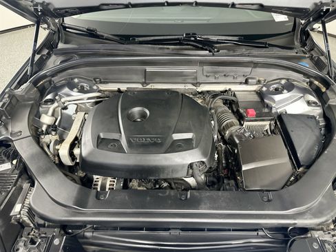 Used 2018 Volvo XC60 T6 Momentum w/ Convenience Package image 31