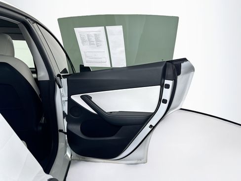 Used 2021 Tesla Model Y Long Range image 30