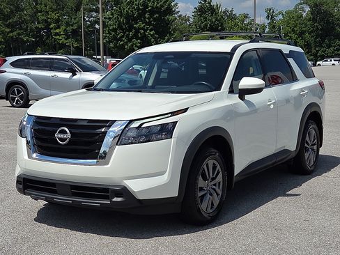 Used 2024 Nissan Pathfinder SV FWD image 2