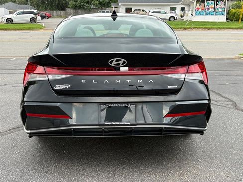 Certified 2025 Hyundai Elantra Limited FWD image 4