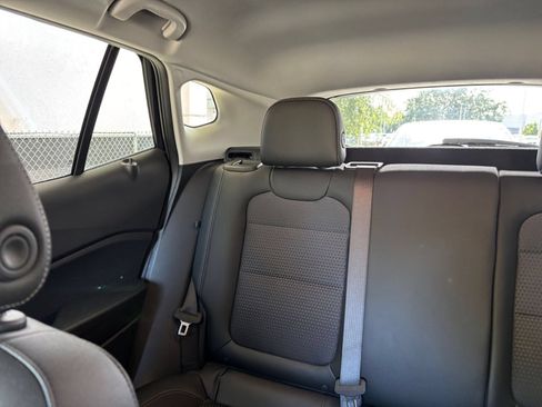 Used 2025 Chevrolet Trax LT w/ LT Convenience Package FWD image 39