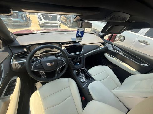Certified 2025 Cadillac XT5 Sportv w/ LPO, Floor Liner Package AWD/4WD image 9